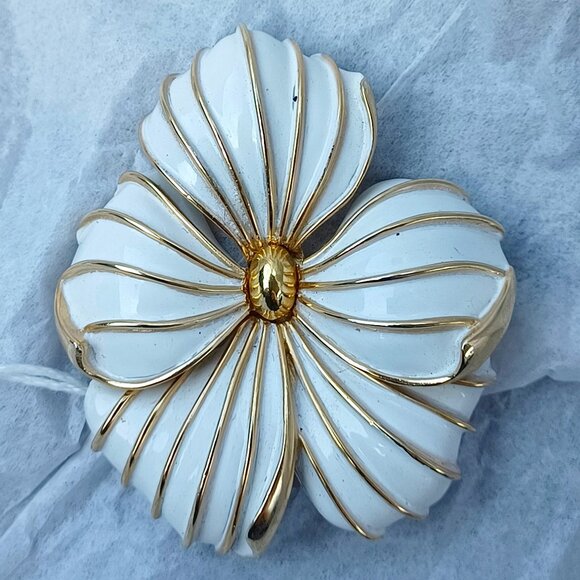 Vintage Trifari Brooch Flower - Picture 1 of 7
